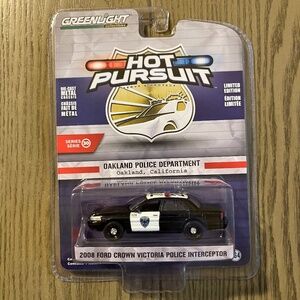 Greenlight Hot Pursuit 2008 Ford Crown Victoria Oakland Police Department 1/64